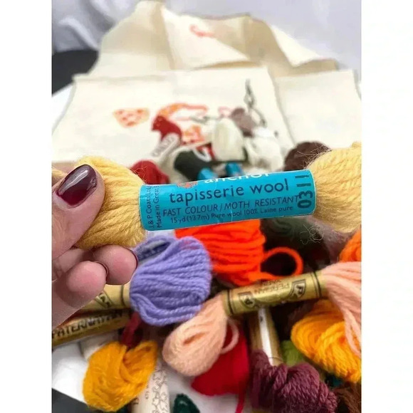 VTG Linen Embroidered Cloth Lot & Pack of Skeins Yarn Wool Guro Paternayan 42 PC - Picture 7 of 13